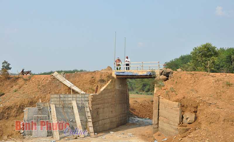 Người dân Bom Bo đóng góp 325 triệu đồng làm cầu dân sinh