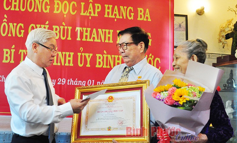Nguy&ecirc;n B&iacute; thư Tỉnh ủy B&ugrave;i Thanh Phong được tặng Hu&acirc;n chương Độc lập hạng Ba