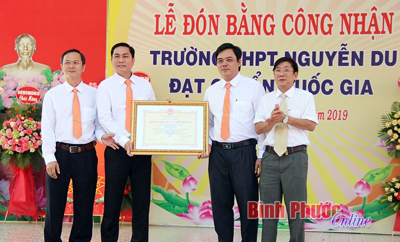 Trường THPT Nguyễn Du đón bằng công nhận đạt chuẩn quốc gia