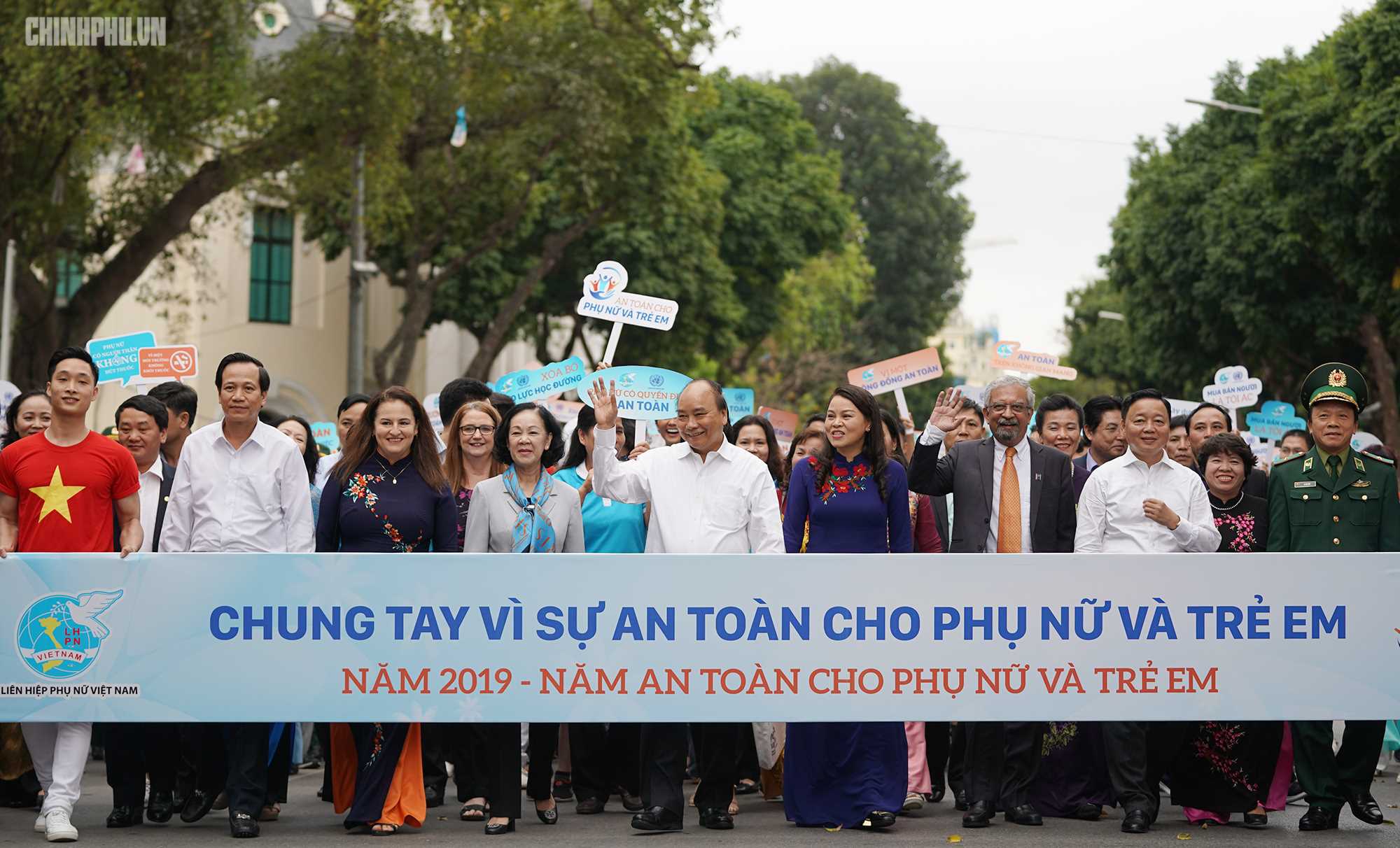 Thủ tướng dự Lễ ph&aacute;t động 'Năm An to&agrave;n cho phụ nữ v&agrave; trẻ em'