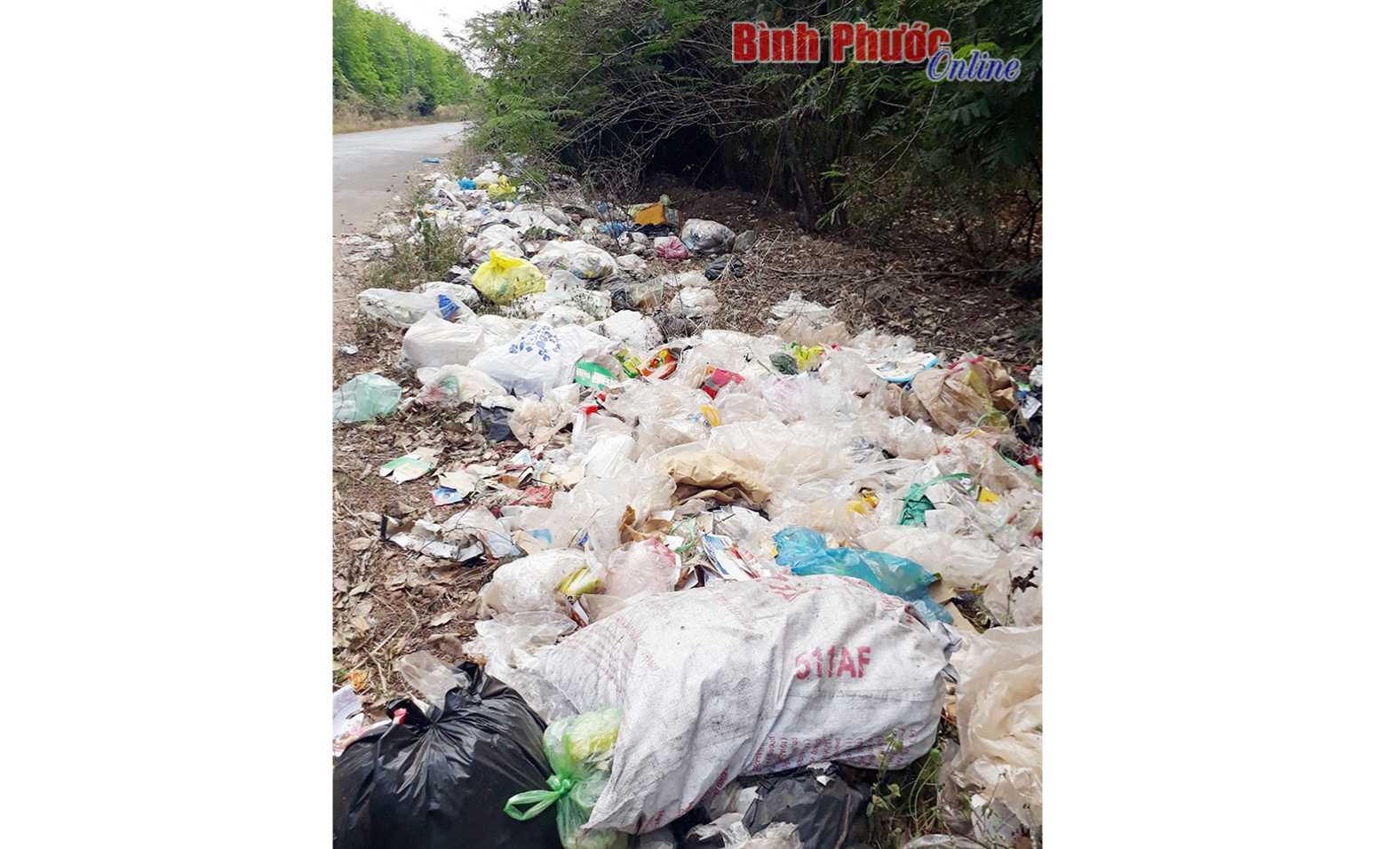 Rác trên đường ĐT 756C