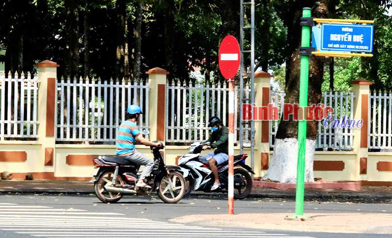 Phớt lờ biển cấm