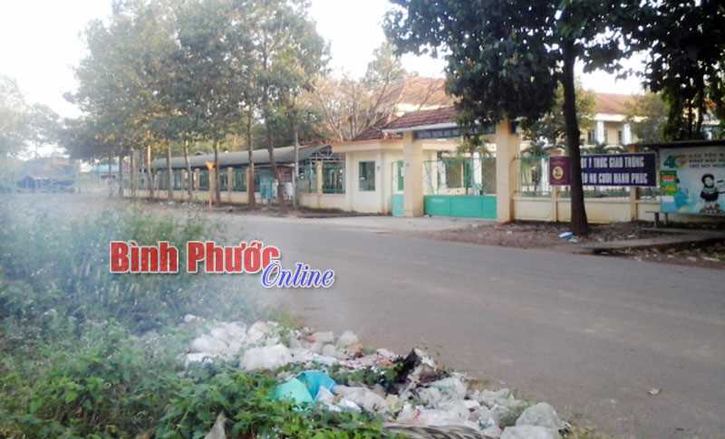 Đống rác trước cổng trường học