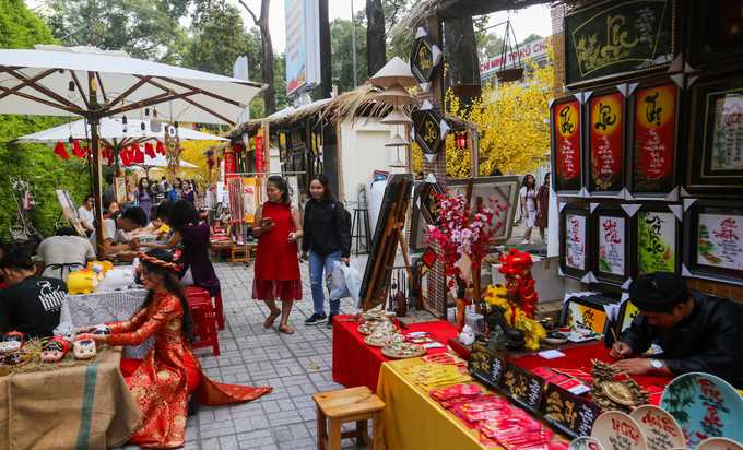 Phố ông đồ trên vỉa hè Sài Gòn tấp nập khách tham quan