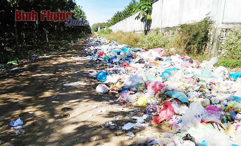 Ảnh phê bình: Rác thải tràn ra đường