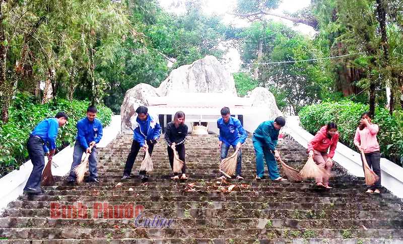 Thị đoàn Phước Long: Ra quân vệ sinh môi trường
