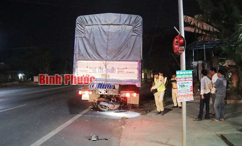 Đ&acirc;m đu&ocirc;i xe tải dừng lề đường - nam thanh ni&ecirc;n tử vong tại chỗ