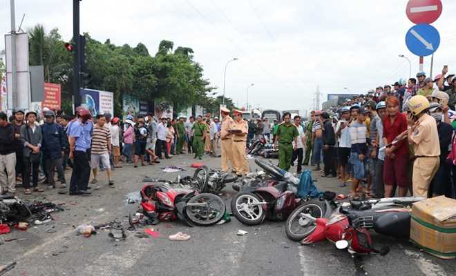 Vụ tai nạn thảm khốc tại Long An: L&aacute;i xe đầu k&eacute;o đ&atilde; ra tr&igrave;nh diện
