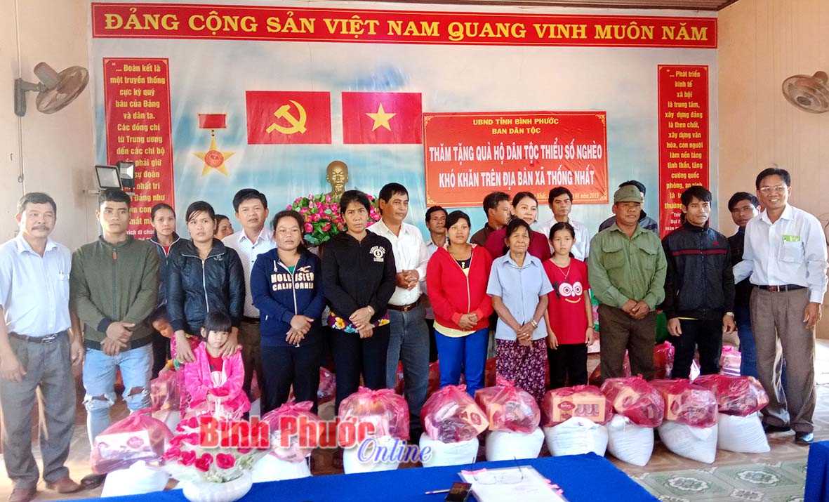 100 phần quà tặng hộ dân tộc thiểu số nghèo