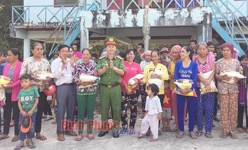 150 phần quà tết tặng đồng bào nghèo 