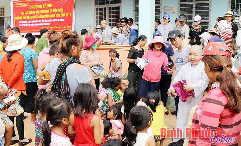 400 phần quà tặng người nghèo huyện Đồng Phú