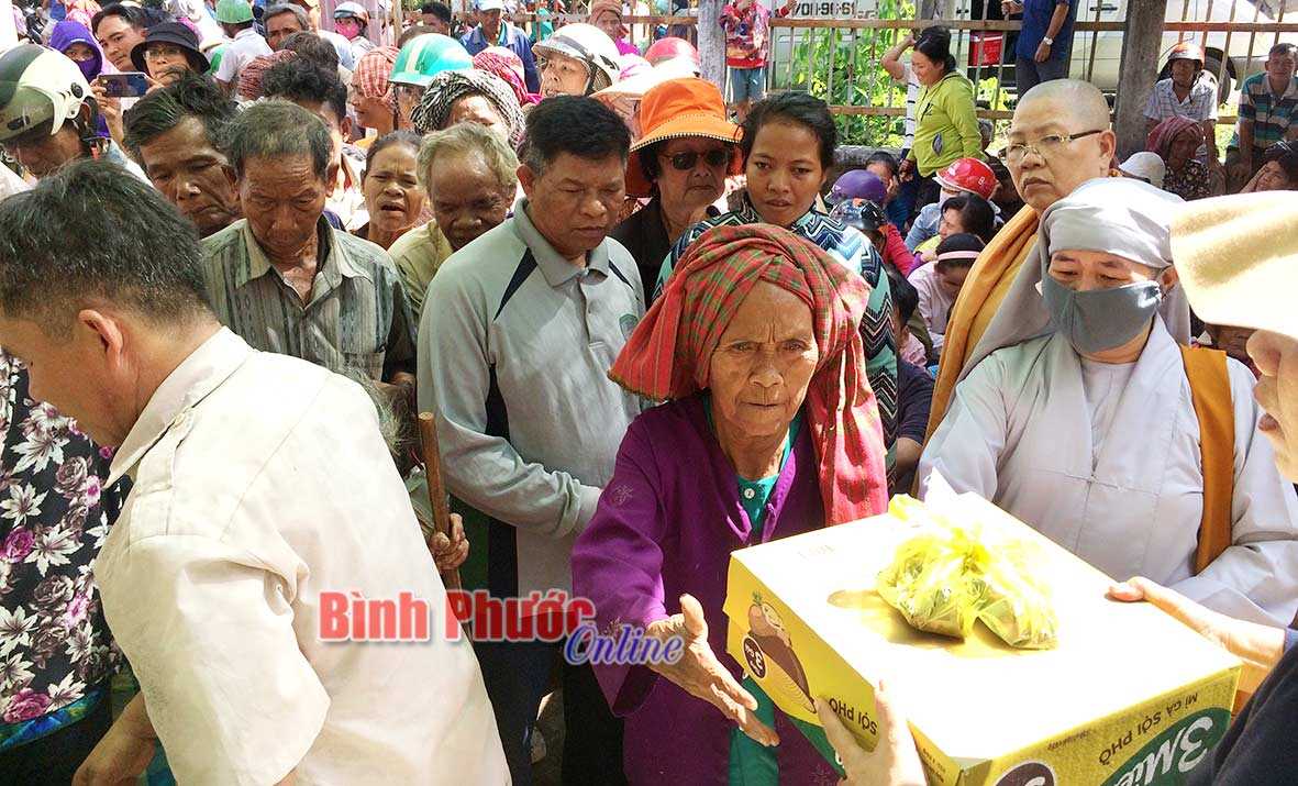 140 phần quà tặng người mù ở Bình Long