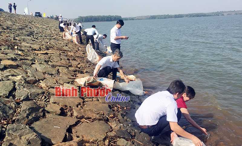 Thả 1,1 tấn cá giống xuống hồ thủy điện Srok Phu Miêng