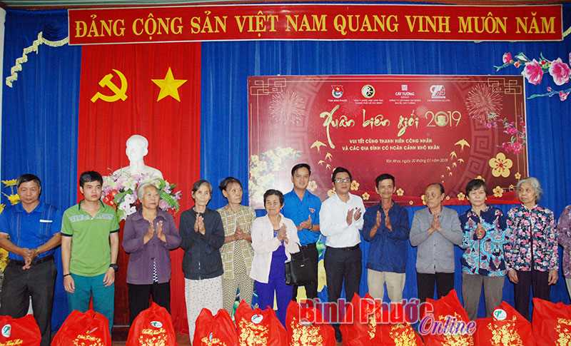 Tặng quà tết thanh niên công nhân và người nghèo Hớn Quản, Lộc Ninh