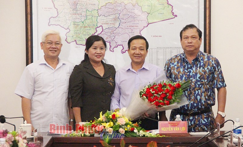 Trao quyết định nghỉ hưu cho Chủ tịch UBMTTQVN tỉnh