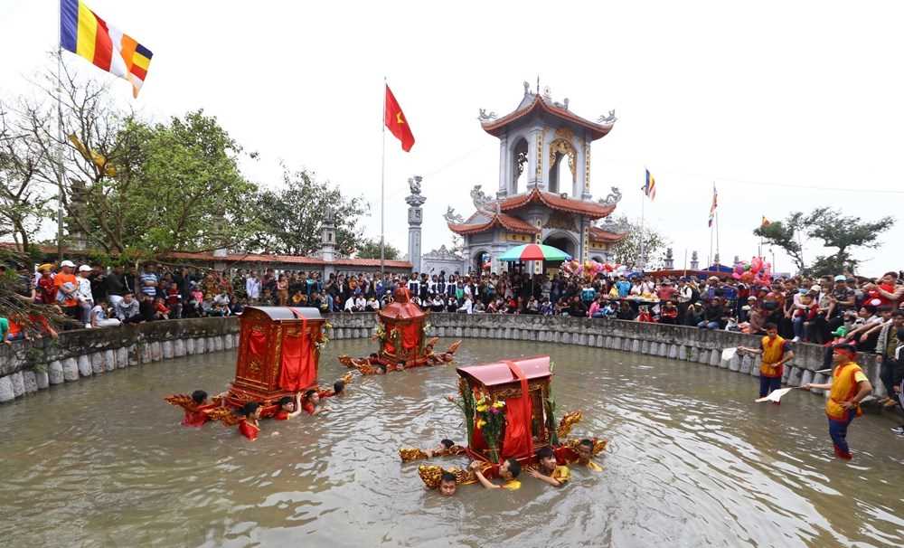 Độc đ&aacute;o nghi lễ rước kiệu quay tại Lễ hội đền-ch&ugrave;a Phượng Vũ