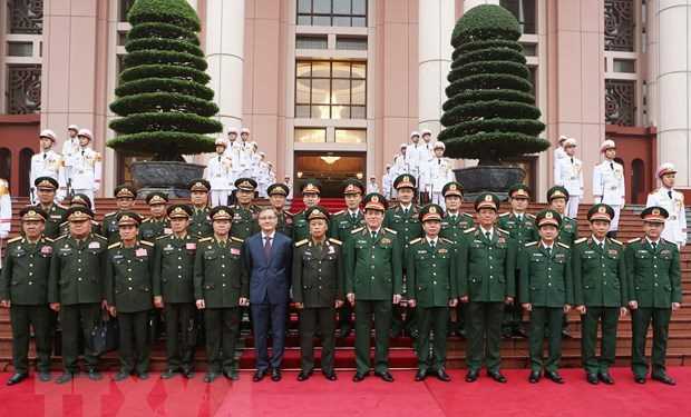 Đo&agrave;n đại biểu Ch&iacute;nh trị cấp cao Qu&acirc;n đội L&agrave;o thăm ch&iacute;nh thức Việt Nam
