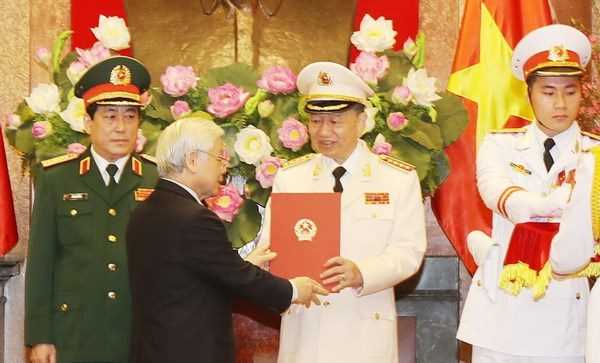 Hai đồng ch&iacute; T&ocirc; L&acirc;m v&agrave; Lương Cường được phong h&agrave;m Đại tướng