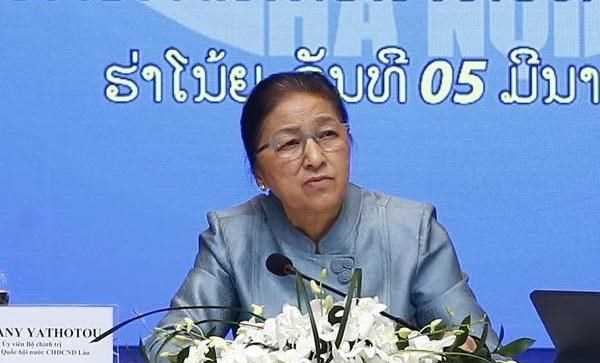 Chủ tịch Quốc hội L&agrave;o tham quan m&ocirc; h&igrave;nh kinh tế tập đo&agrave;n tại Việt Nam