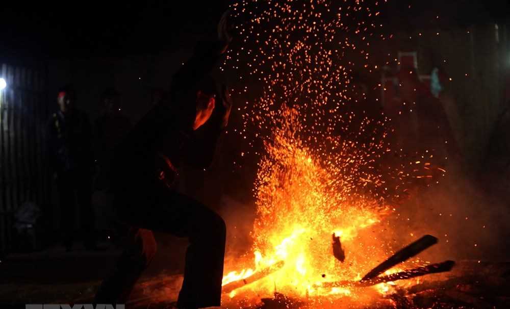 Độc đ&aacute;o lễ hội nhảy lửa của d&acirc;n tộc Dao ở tỉnh Điện Bi&ecirc;n