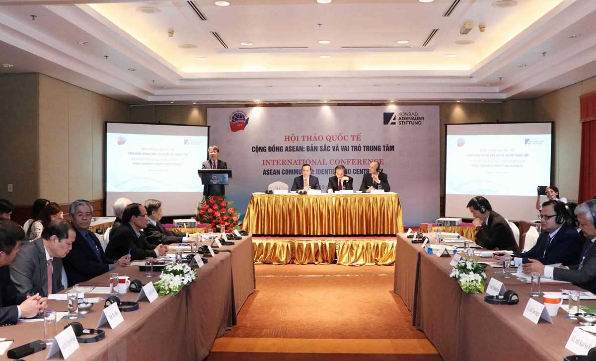 Hội thảo quốc tế Cộng đồng ASEAN: Bản sắc v&agrave; vai tr&ograve; trung t&acirc;m