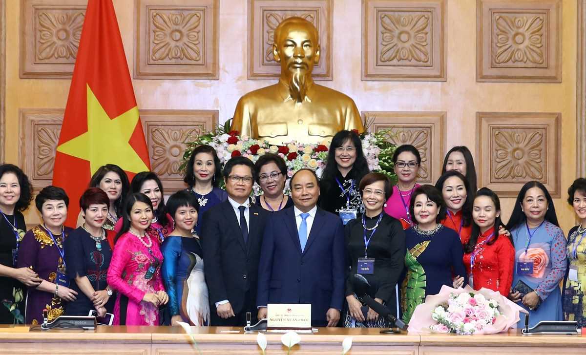 Thủ tướng Nguyễn Xu&acirc;n Ph&uacute;c gặp mặt c&aacute;c nữ doanh nh&acirc;n ti&ecirc;u biểu