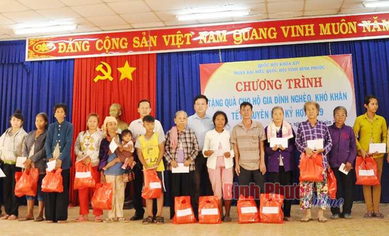 Đo&agrave;n đại biểu Quốc hội tỉnh tặng 50 phần qu&agrave; cho hộ ngh&egrave;o x&atilde; Minh Lập