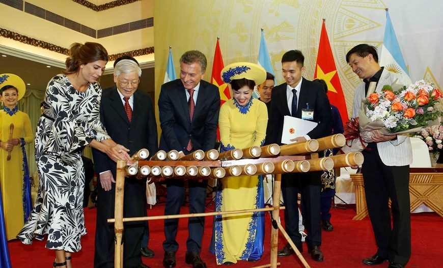 Tổng B&iacute; thư, Chủ tịch nước Nguyễn Ph&uacute; Trọng v&agrave; Phu nh&acirc;n chi&ecirc;u đ&atilde;i Tổng thống Argentina v&agrave; Phu nh&acirc;n