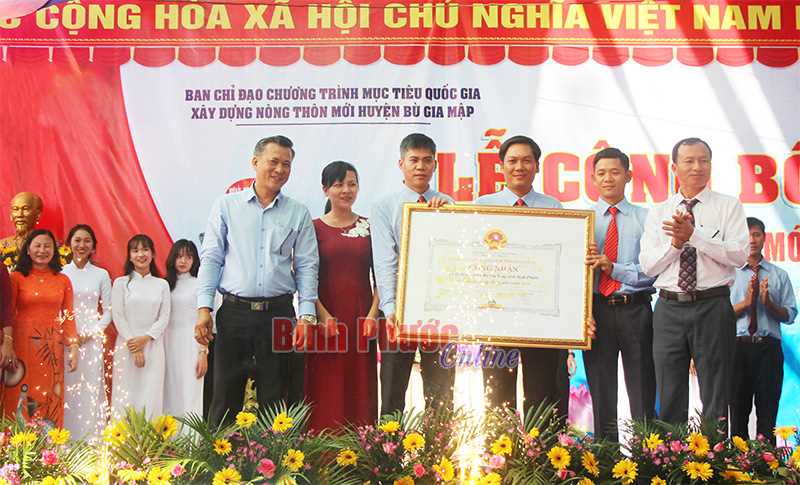 Xã Đa Kia nhận bằng đạt chuẩn nông thôn mới
