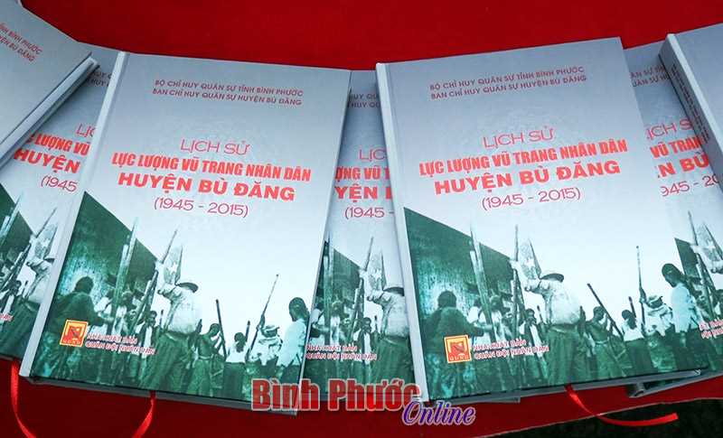 Ra mắt cuốn Lịch sử LLVT nh&acirc;n d&acirc;n huyện B&ugrave; Đăng giai đoạn 1945-2015
