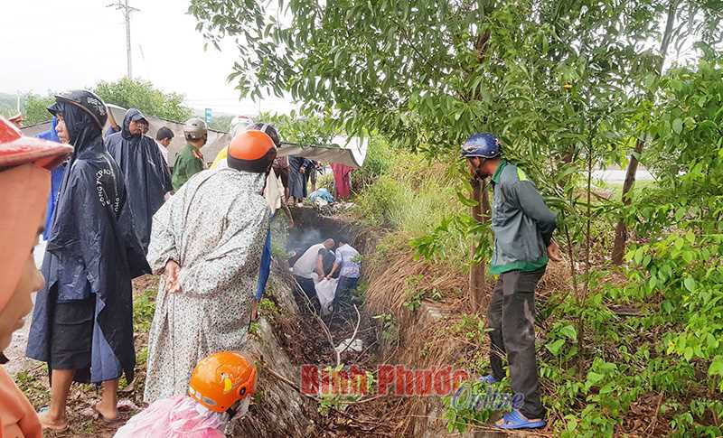 Phát hiện thi thể người đàn ông bị xe máy đè dưới mương thoát nước ở Đồng Phú