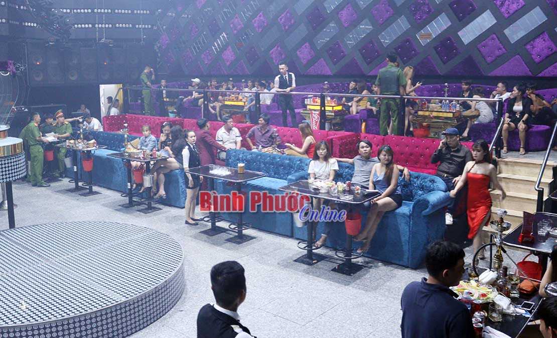 Đột k&iacute;ch qu&aacute;n bar Latin tại Đồng Xo&agrave;i, ph&aacute;t hiện 34 người dương t&iacute;nh với ma t&uacute;y