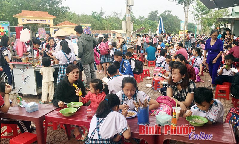 Hiểm họa từ thực phẩm trước cổng trường