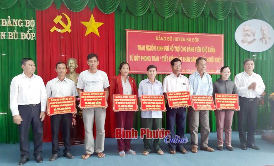 8 đảng viên được hỗ trợ 300 triệu đồng từ Quỹ “Tiết kiệm bản thân, dành phần người khó”