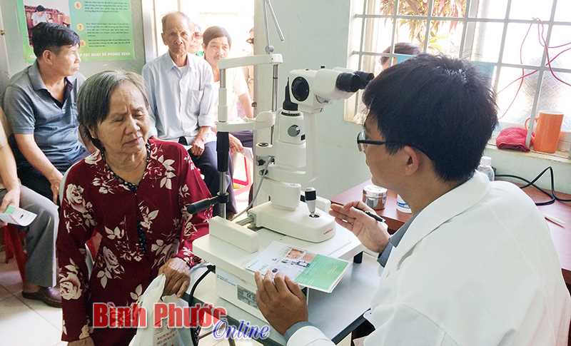 Khám, cấp phát thuốc miễn phí cho 300 người nghèo xã Bù Nho