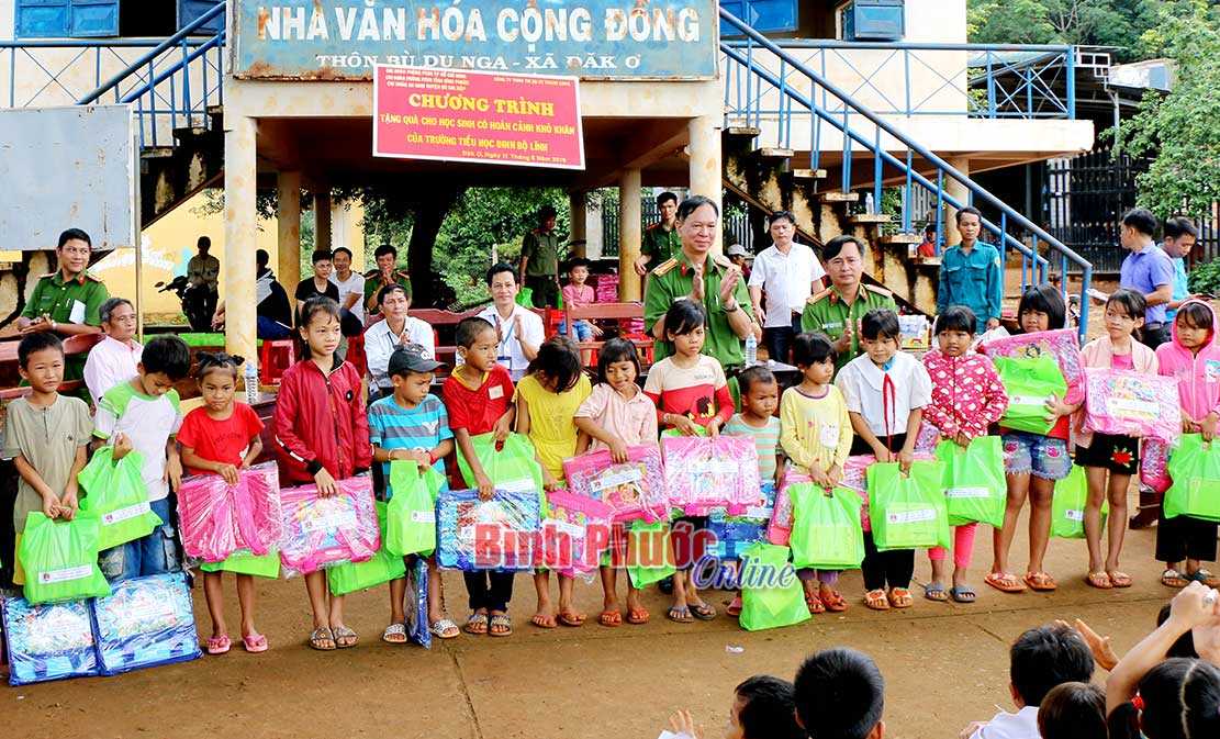 105 phần quà tặng học sinh và giáo viên nghèo xã Đắk Ơ