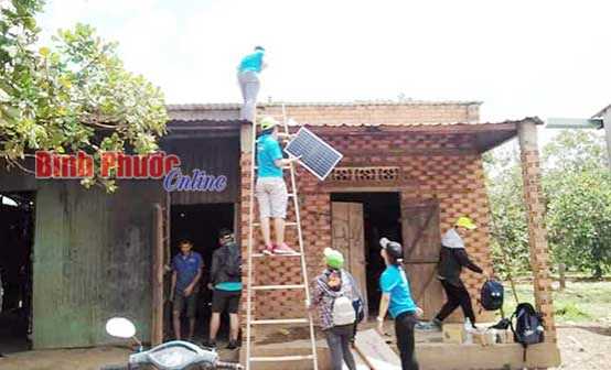 19 máy phát điện tặng người dân thôn Bình Giai