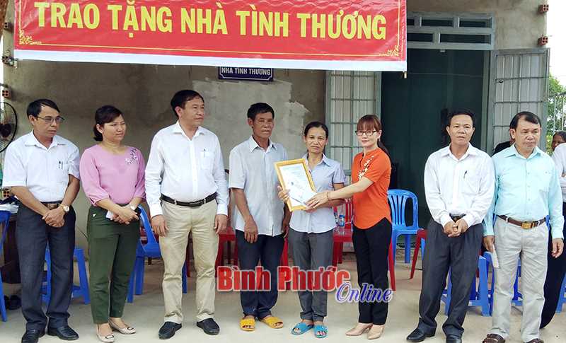 Tiến Thành bàn giao 2 căn nhà