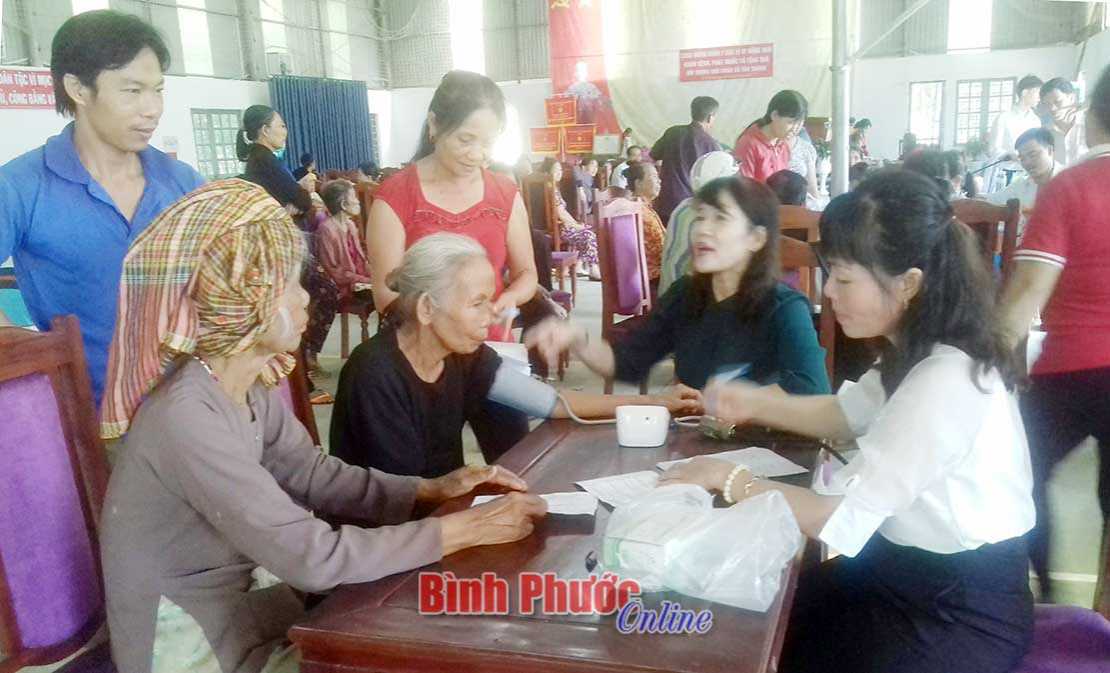 120 hộ nghèo, khó khăn được khám bệnh, tặng quà