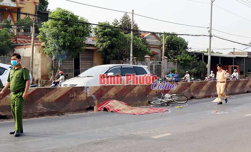 Đi xe đạp trong l&agrave;n đường &ocirc;t&ocirc;, m&ocirc;̣t phụ nữ bị cu&ocirc;́n vào g&acirc;̀m xe tải