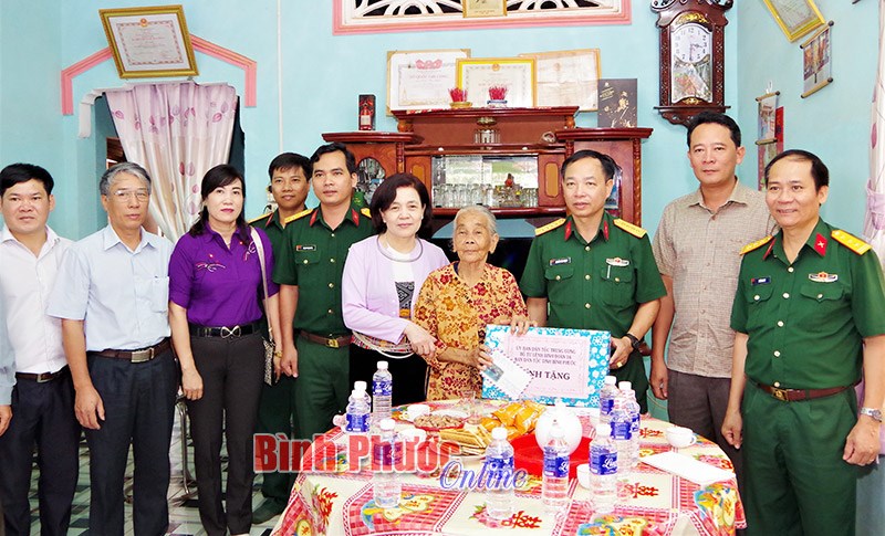 300 hộ dân tộc thiểu số hoàn cảnh khó khăn được tặng quà