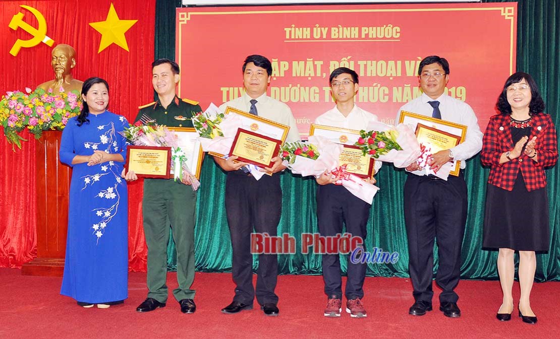 Tr&iacute; thức phải đi đầu trong đổi mới phong c&aacute;ch, lề lối l&agrave;m việc