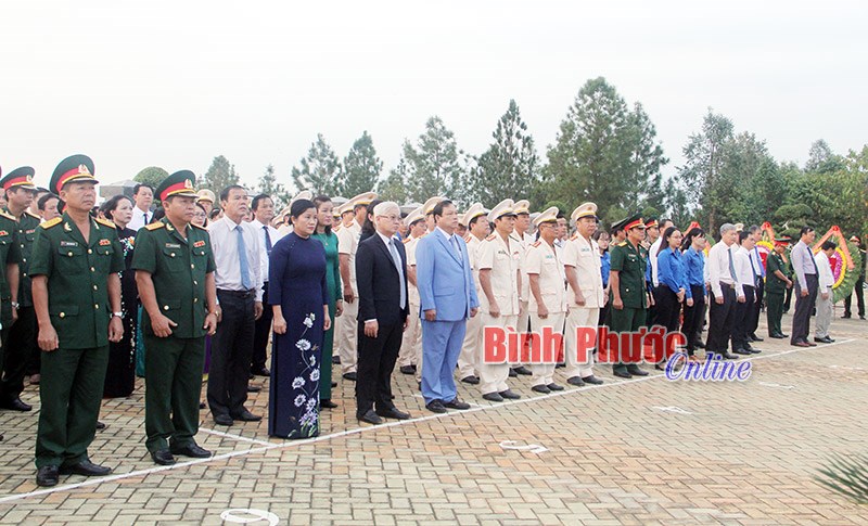 L&atilde;nh đạo tỉnh viếng nghĩa trang liệt sĩ nh&acirc;n kỷ niệm 44 năm Ng&agrave;y giải ph&oacute;ng miền Nam