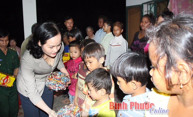 B&iacute; thư Huyện ủy B&ugrave; Đốp thăm, động vi&ecirc;n lớp x&oacute;a m&ugrave; chữ