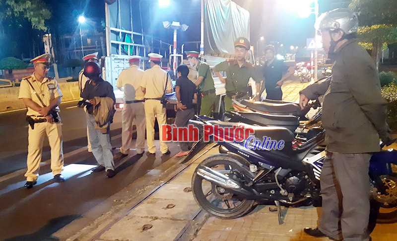 Cảnh s&aacute;t giao th&ocirc;ng tăng cường kiểm tra nồng độ cồn