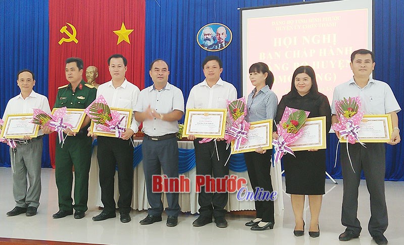 Chơn Th&agrave;nh: 13 đảng vi&ecirc;n kh&ocirc;ng ho&agrave;n th&agrave;nh nhiệm vụ, cho ra khỏi đảng 4 trường hợp