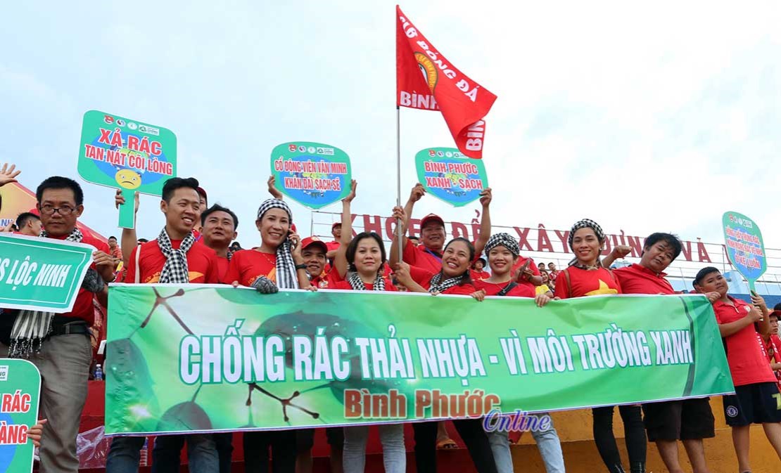 Trashpakers dọn rác thải nhựa sau trận đấu Bình Phước - Cần Thơ