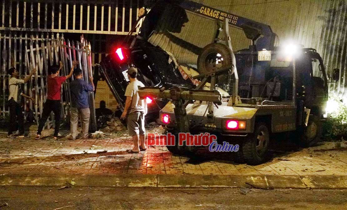 Xe Mercedes tông liên tiếp 3 căn nhà, 1 người chết, 2 người bị thương