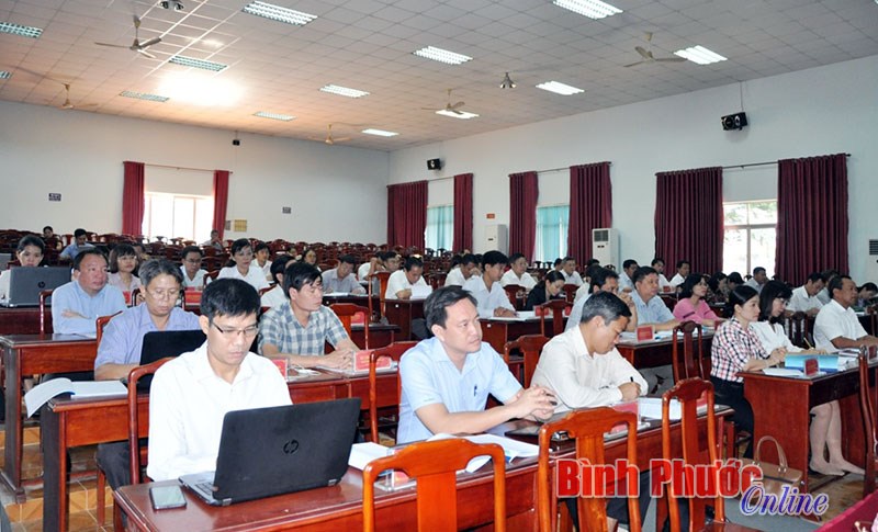 Ph&oacute; b&iacute; thư Thường trực Tỉnh ủy Trần Tuệ Hiền b&aacute;o c&aacute;o chuy&ecirc;n đề tại lớp dự nguồn cấp ủy tỉnh