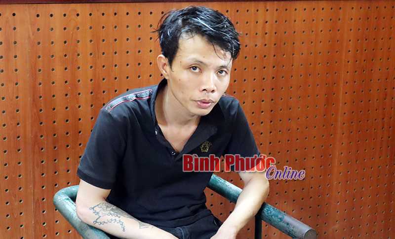 &ldquo;Đ&aacute; n&oacute;ng&rdquo; xe m&aacute;y bị truy đuổi, nam thanh ni&ecirc;n tr&egrave;o l&ecirc;n c&acirc;y cố thủ